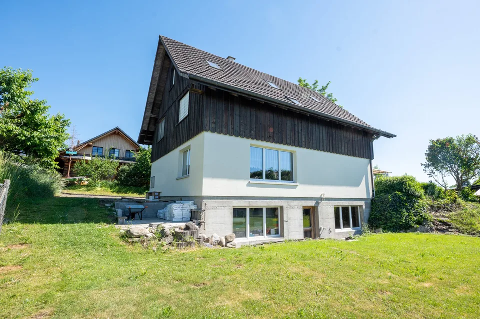 Grosszügiges Einfamilienhaus mit viel Umschwung und weitläufigem Garten