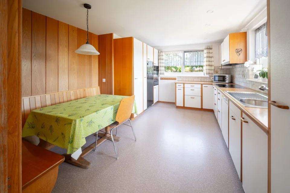 Grosszügiges Einfamilienhaus mit viel Umschwung und weitläufigem Garten – Foto 7 von 14