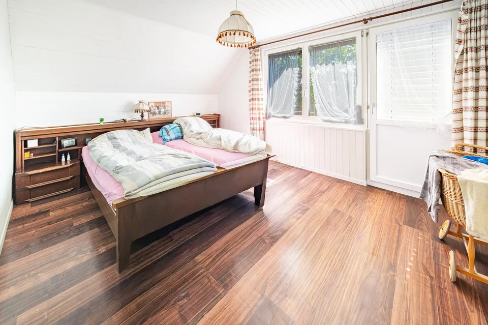 Grosszügiges Einfamilienhaus mit viel Umschwung und weitläufigem Garten – Foto 8 von 14