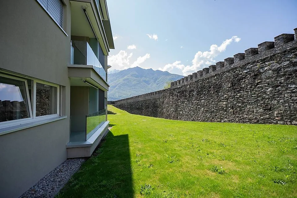 Vendiamo a Monte Carasso bel 4.5 locali nel verde