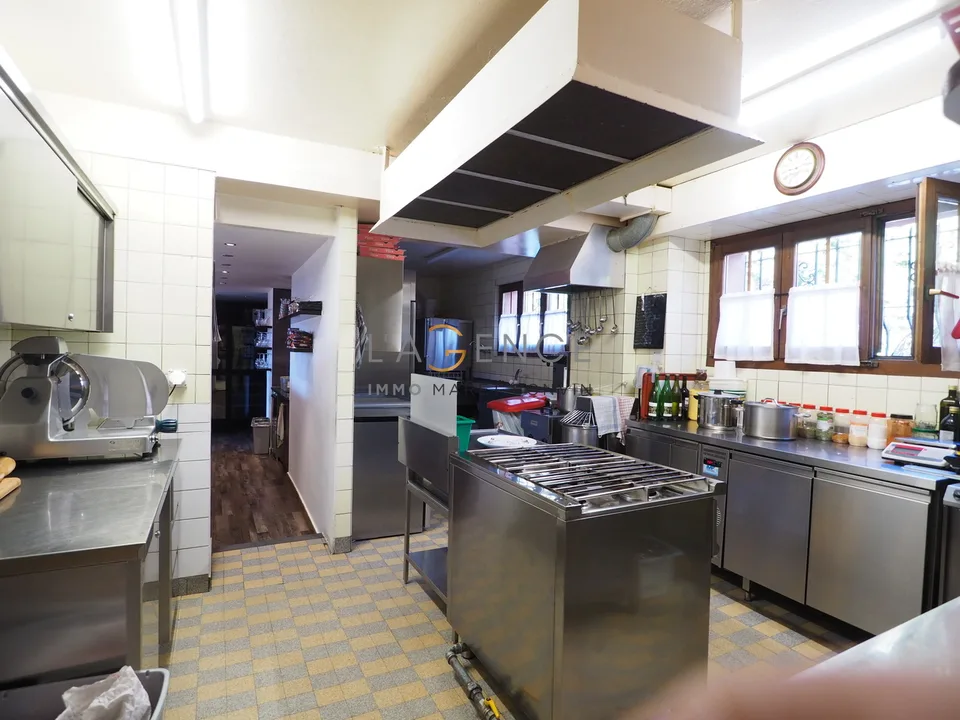 Ristorante (fondo commerciale) + 3 appartamenti