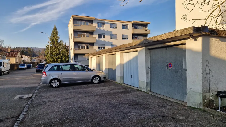 Insieme di due edifici residenziali con 16 appartamenti a Bassecourt