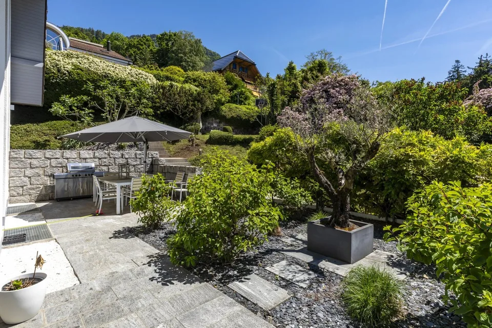 Bellissima proprietà di 6,5 locali in un ambiente verde con vista sul lago