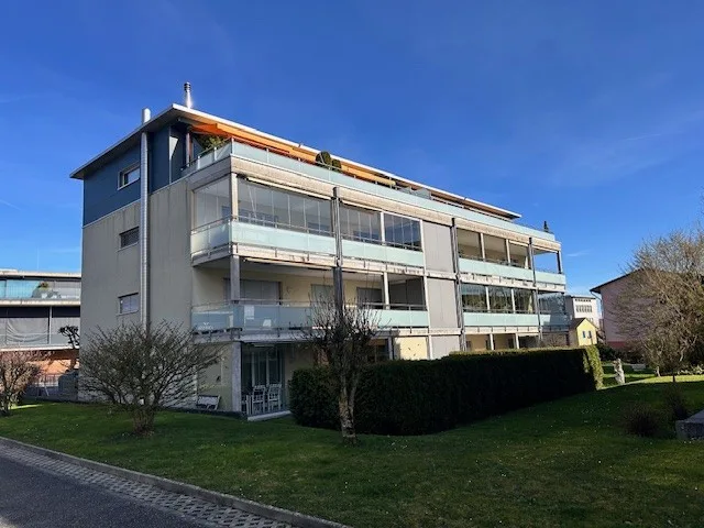Appartement en attique de 4,5 pièces ensoleillé avec place de parking