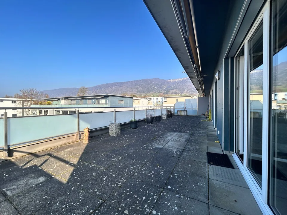 sonnige 4.5-Zimmer-Attikawohnung mit Einstellhallenplatz