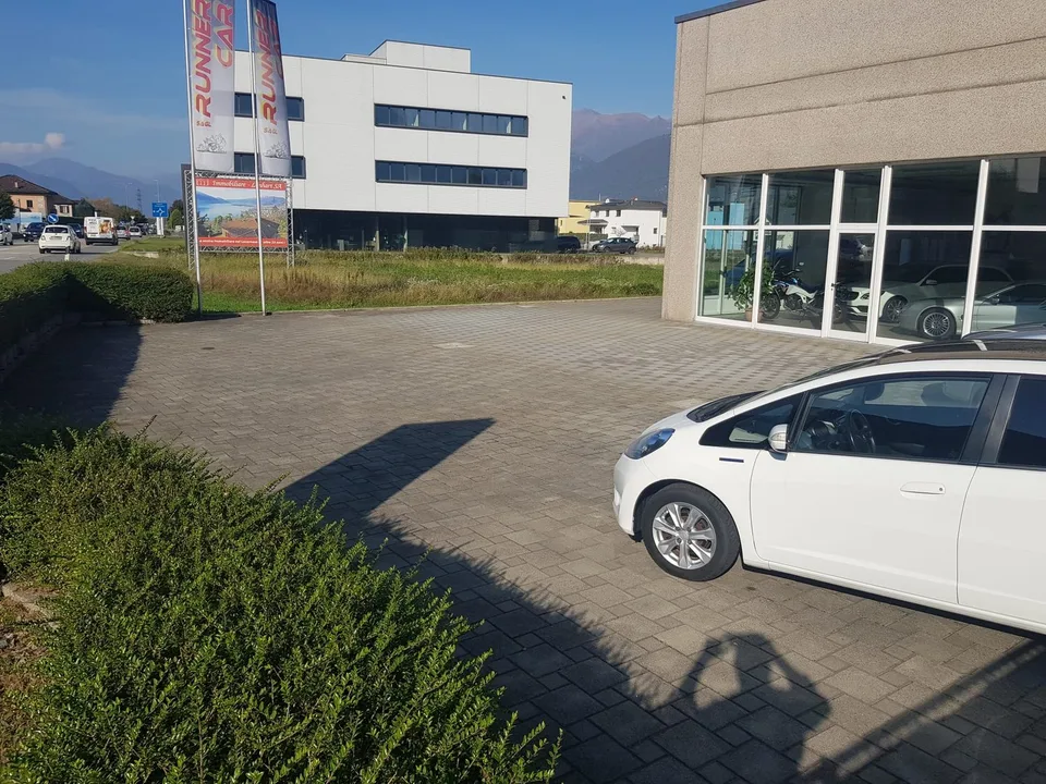 Commercial property with showroom in prime location