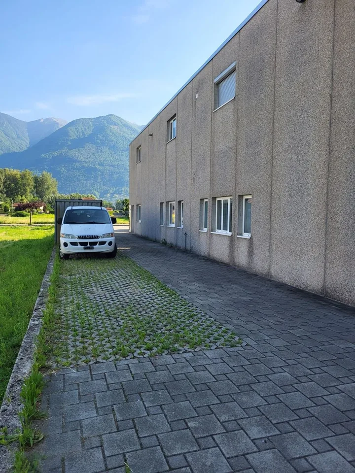 Commercial property with showroom in prime location