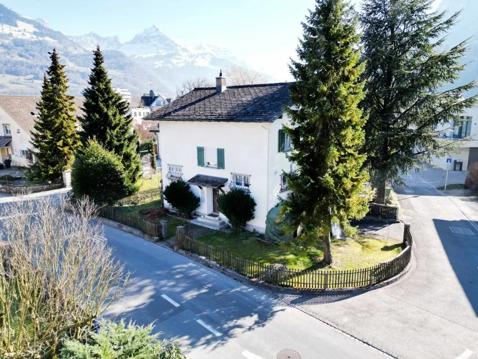 Freistehendes Einfamilienhaus mit Garten an schöner Lage in Niederurnen GL