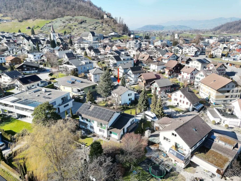 Freistehendes Einfamilienhaus mit Garten an schöner Lage in Niederurnen GL