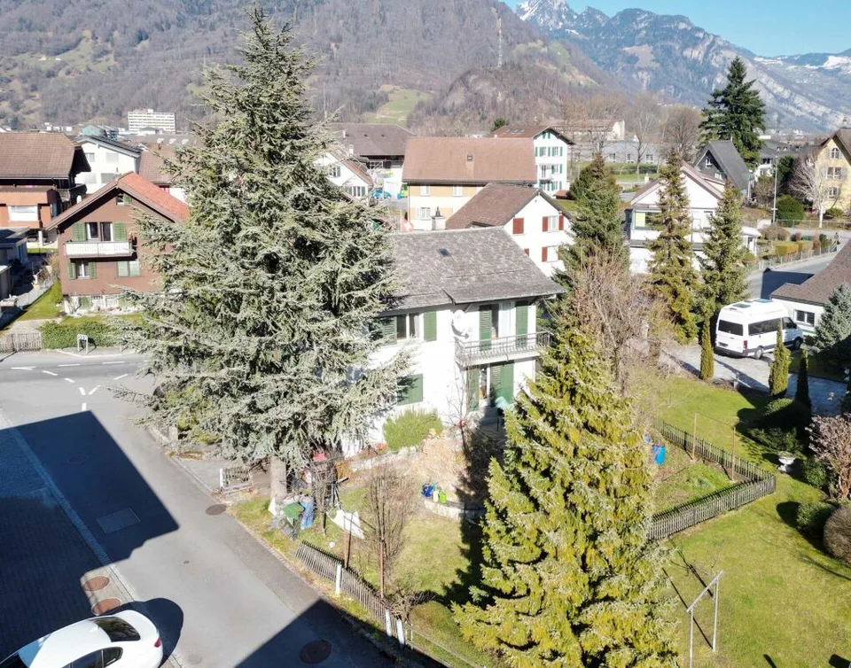 Freistehendes Einfamilienhaus mit Garten an schöner Lage in Niederurnen GL