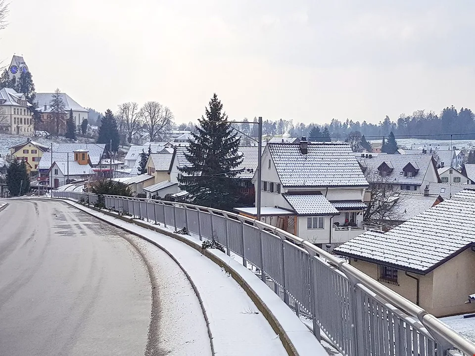 HINWIL NORD - APPARTAMENTO A MAISONETTE INTERESSANTE - 2,5 LOCALI