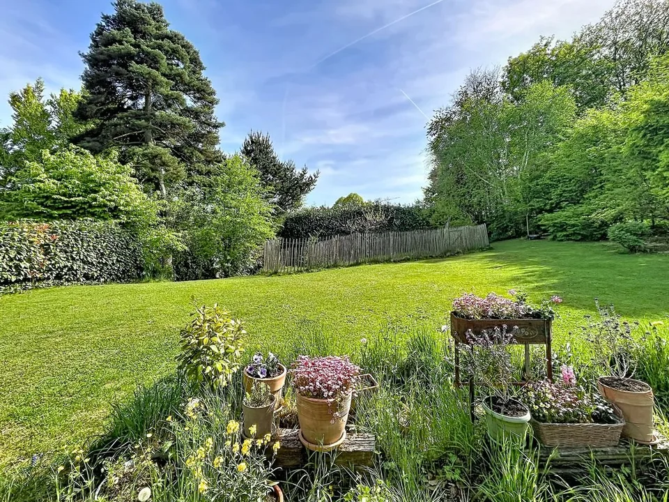 Individuelle avec un magnifique jardin