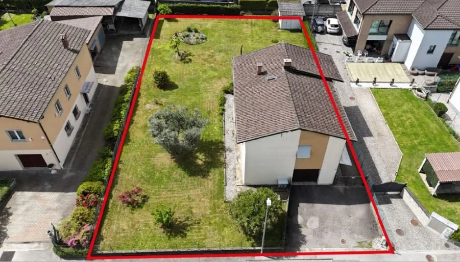 NOVAZZANO  CASA UNIFAMILIARE CON AMPIO TERRENO EDIFICABILE