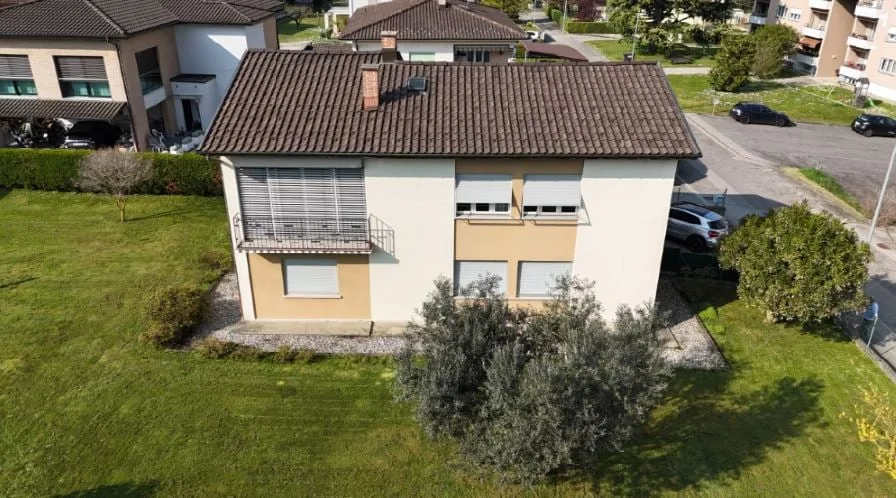 NOVAZZANO EINFAMILIENHAUS MIT GROßEM BAUGRUND