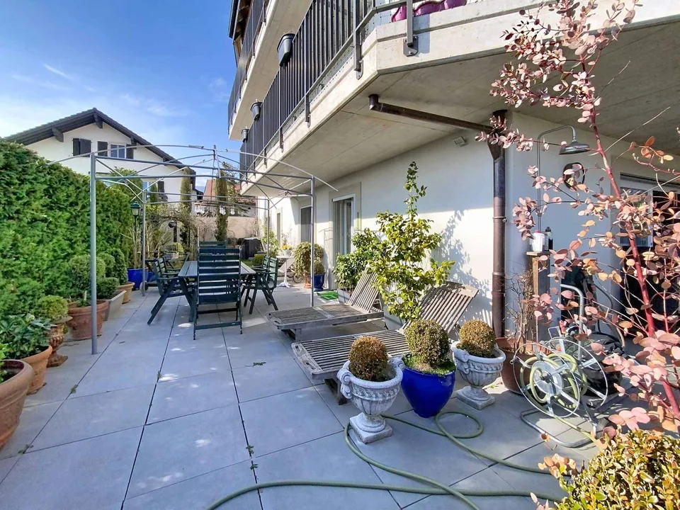 SUPERBES APPARTEMENT MIT GROßEM GARTEN, TERRASSE UND BICK ÜBER DEN SEE UND DIE ALPEN