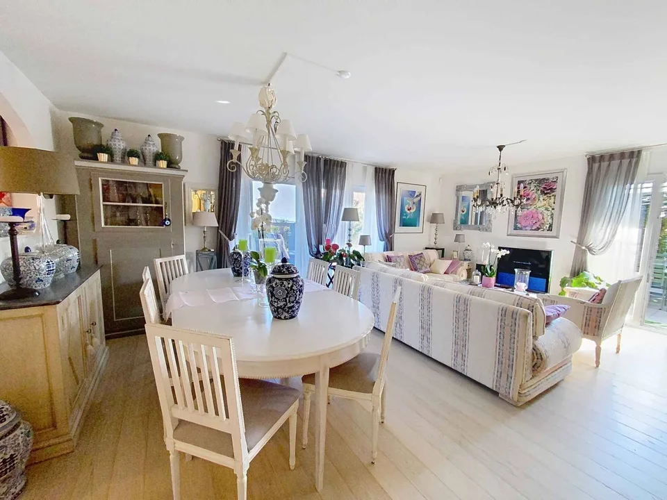 SUPERBES APPARTEMENT MIT GROßEM GARTEN, TERRASSE UND BICK ÜBER DEN SEE UND DIE ALPEN