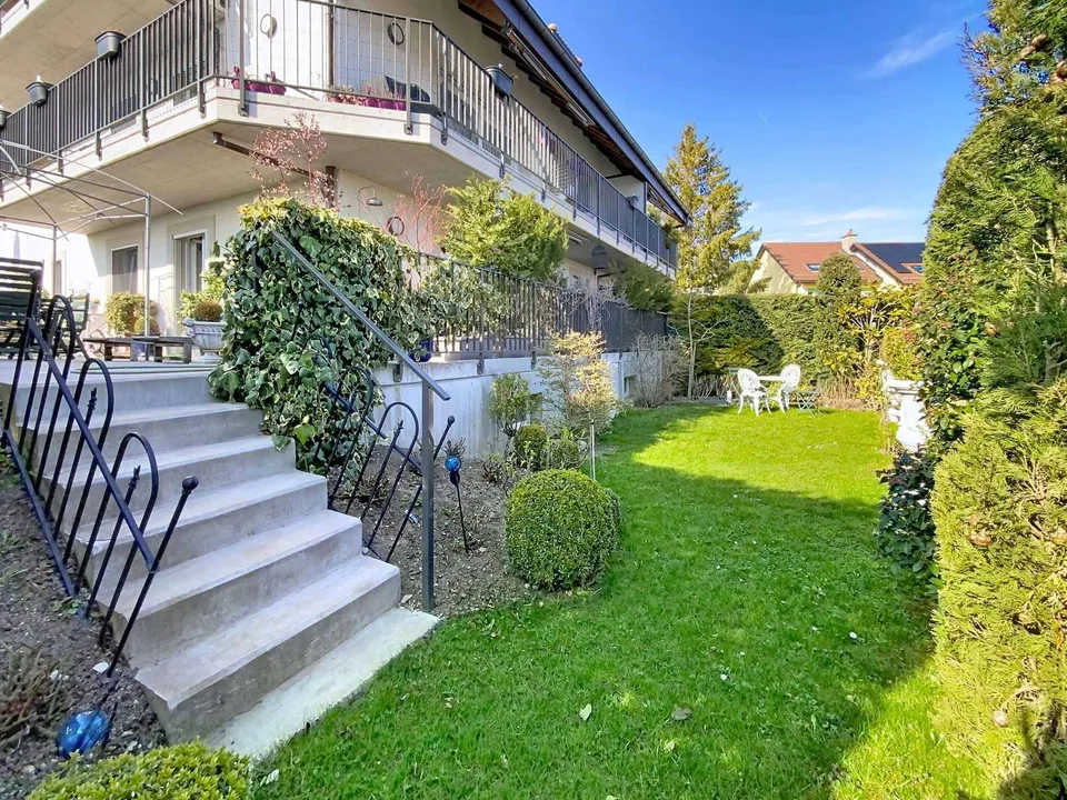 SUPERBES APPARTEMENT MIT GROßEM GARTEN, TERRASSE UND BICK ÜBER DEN SEE UND DIE ALPEN