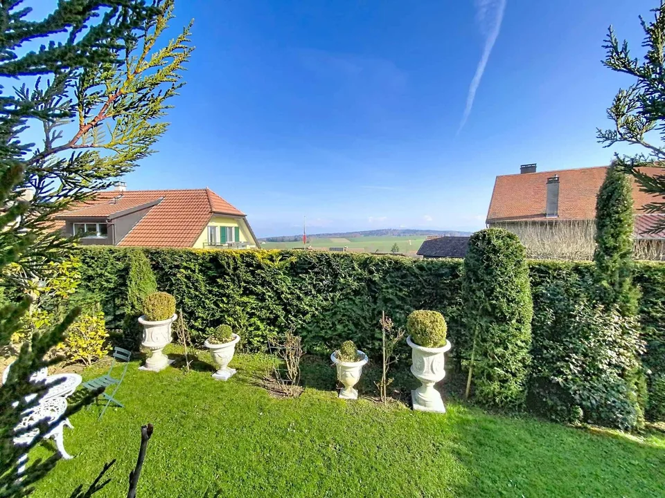 SUPERBES APPARTEMENT MIT GROßEM GARTEN, TERRASSE UND BICK ÜBER DEN SEE UND DIE ALPEN