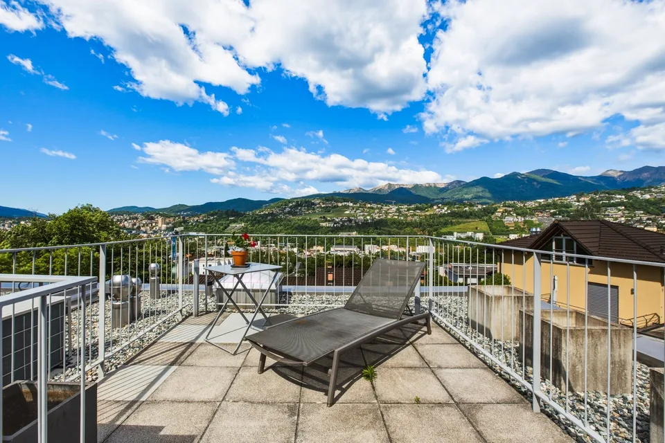 Un refuge au-dessus de la ville: délicieux appartement avec terrasse - po...
