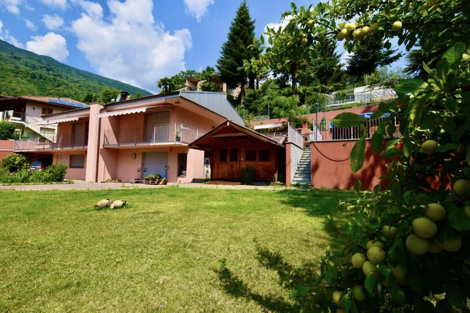 Renovierungsbedürftiges Haus mit Garten und Pool