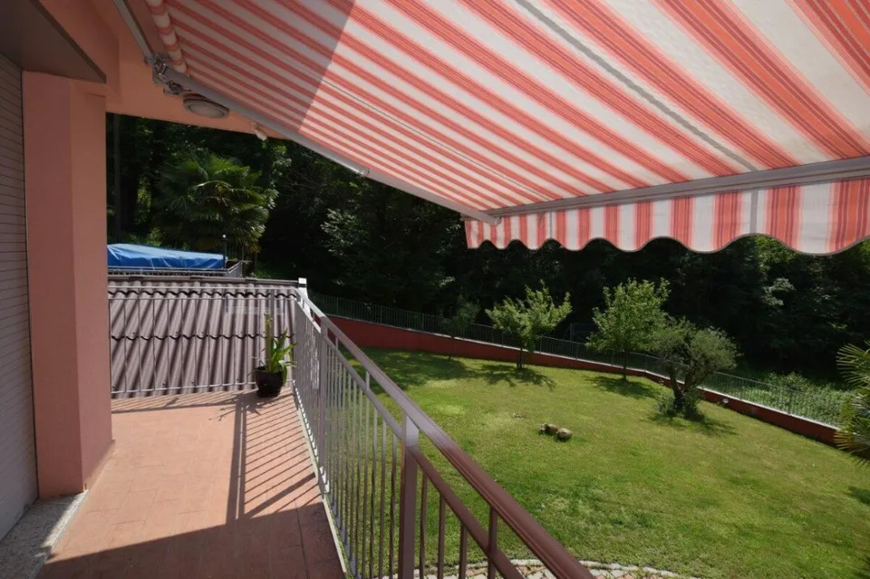 Renovierungsbedürftiges Haus mit Garten und Pool – Foto 12 von 14