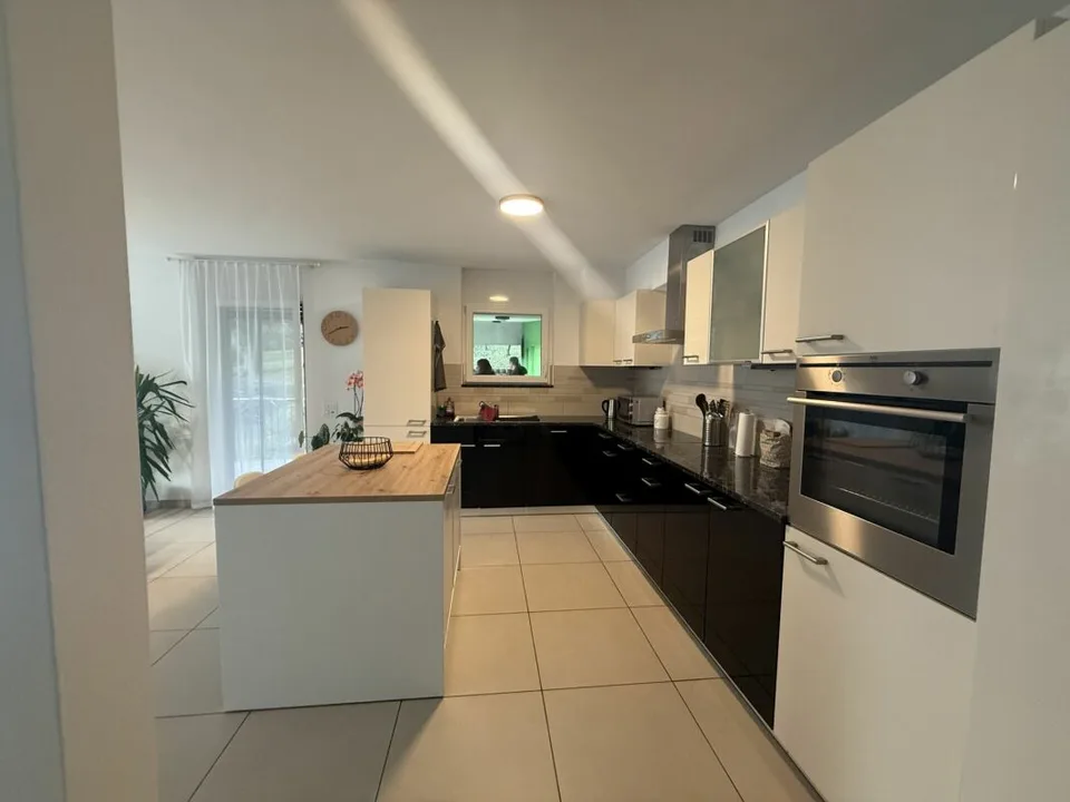 Maison mitoyenne spacieuse avec jardin ensoleillé - Gorduno