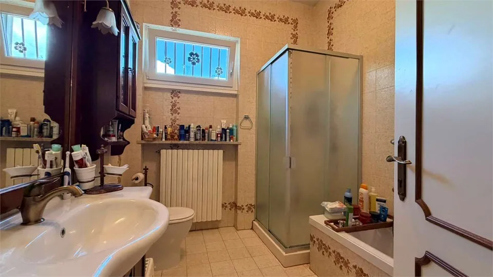 Esclusiva villa con splendida vista lago, piscina e assoluta privacy a – foto 9 di 13