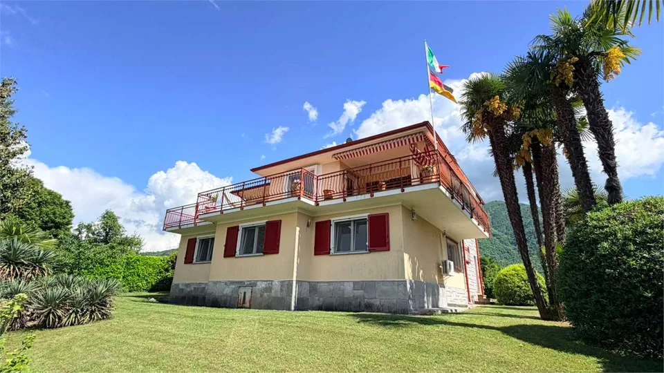 Esclusiva villa con splendida vista lago, piscina e assoluta privacy a