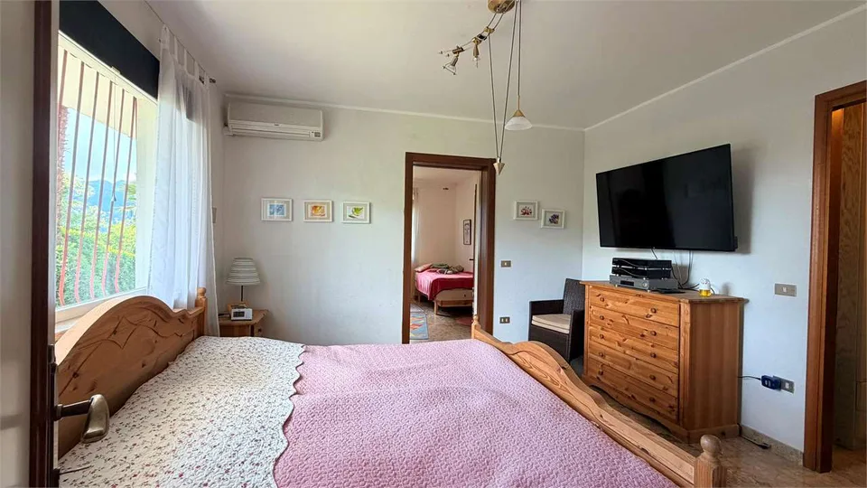 Esclusiva villa con splendida vista lago, piscina e assoluta privacy a – foto 10 di 13