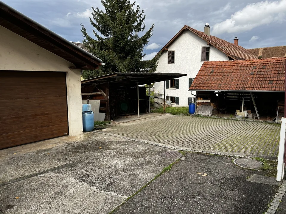 Baulandparzelle mitten im Dorf