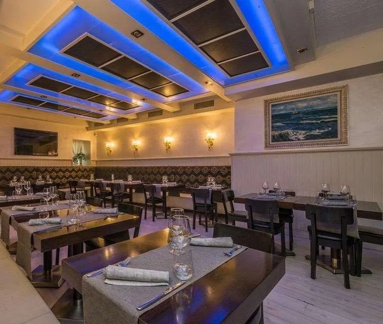 Ampio ristorante in vendita a due passi dal lago