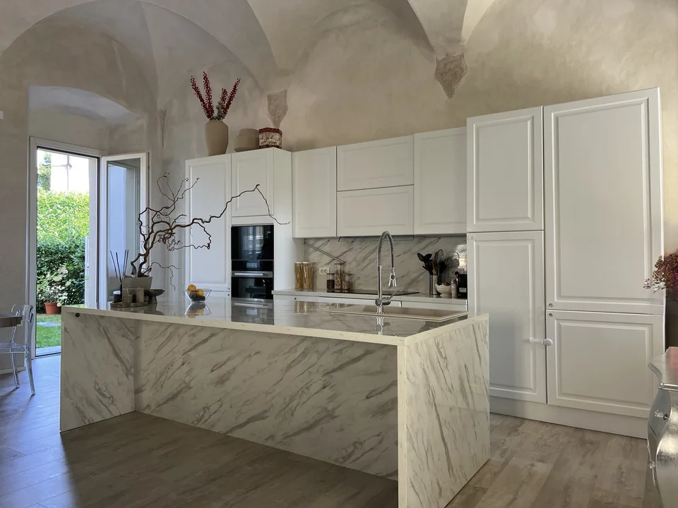 Luxus-Wohnung im komplett sanierten Palazzo im Zentrum mit Pool, in ruhiger und sonniger Lage – Foto 7 von 19