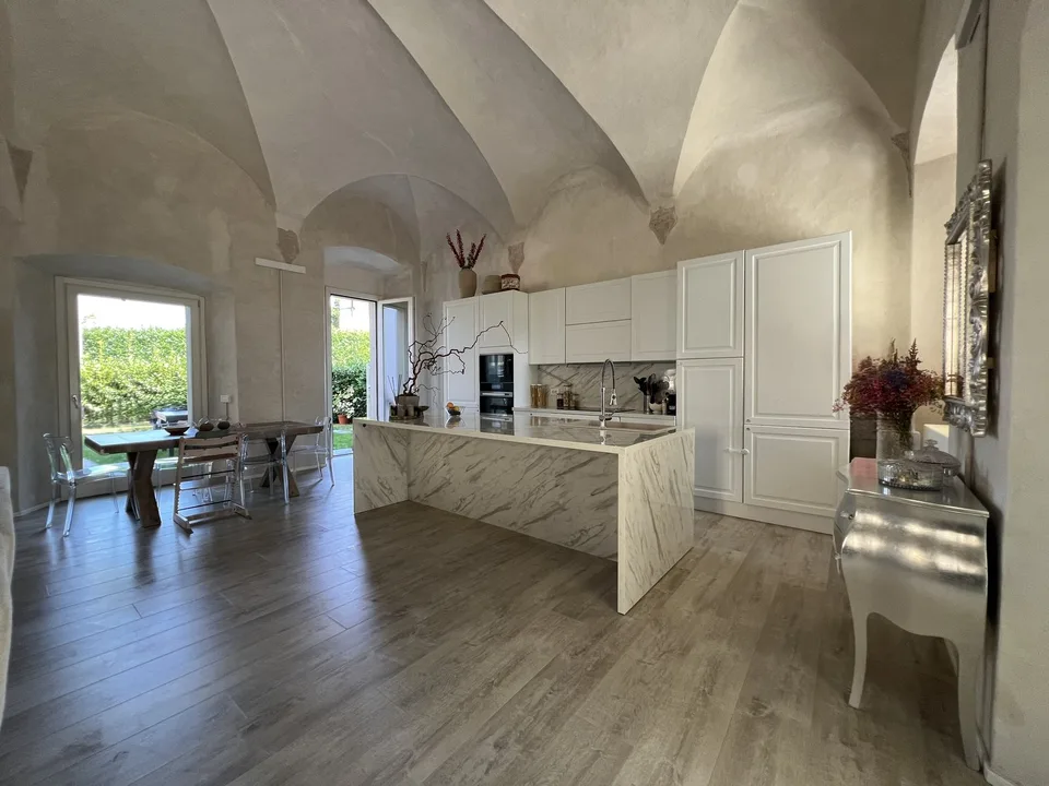 Luxus-Wohnung im komplett sanierten Palazzo im Zentrum mit Pool, in ruhiger und sonniger Lage