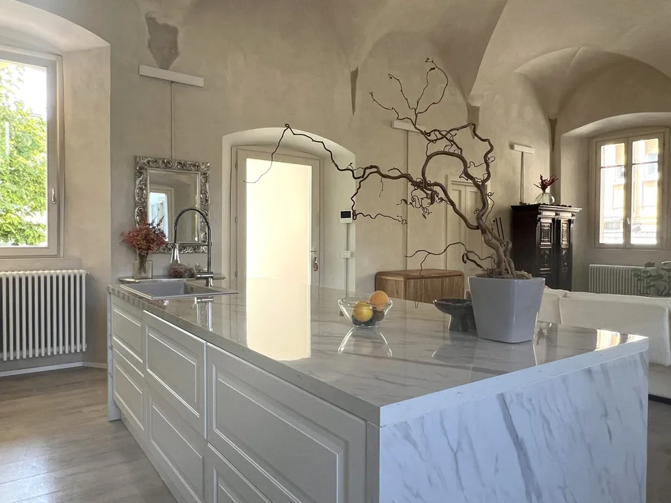 Appartement de luxe dans un palazzo complètement rénové au centre avec piscine, dans un emplacement calme et ensoleillé