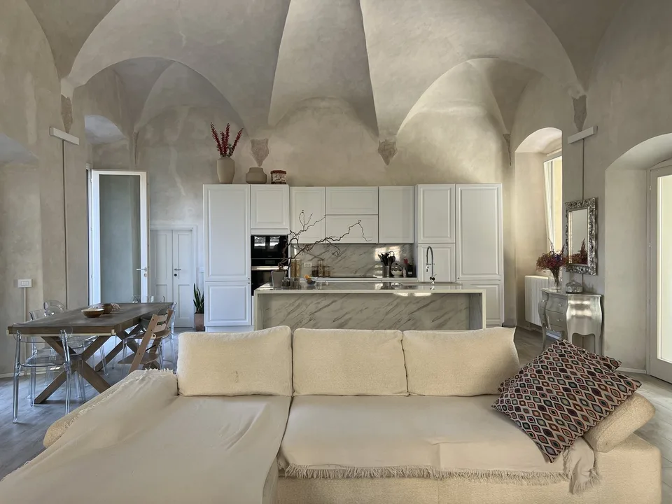 Appartement de luxe dans un palazzo complètement rénové au centre avec piscine, dans un emplacement calme et ensoleillé