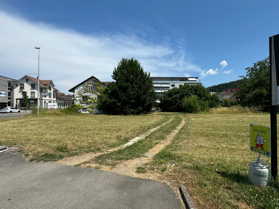 Attractive building land for multi-family house in Reinach AG