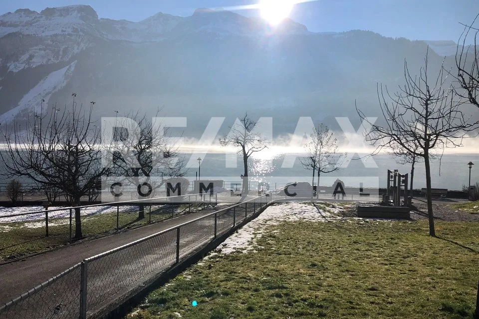 Ampio locale commerciale in vendita in posizione privilegiata a Brienz