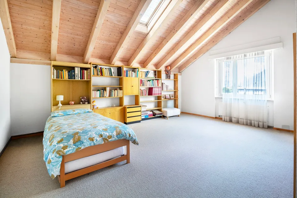 Propriété bifamiliale généreuse avec grand jardin dans un excellent emplacement