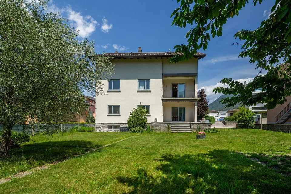 Generosa proprietà bifamiliare con ampio giardino in posizione stra...