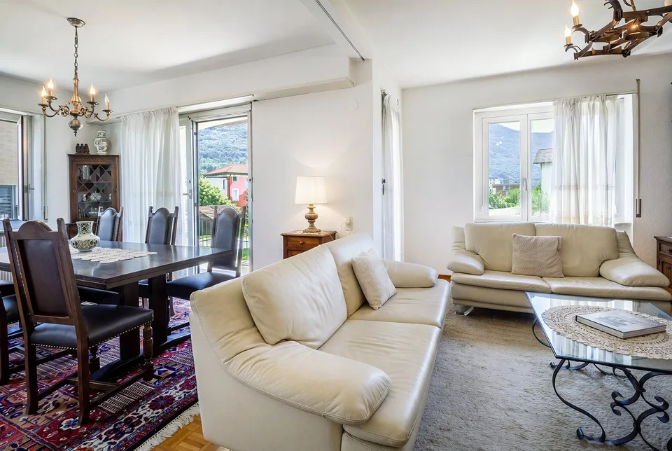Propriété bifamiliale généreuse avec grand jardin dans un excellent emplacement