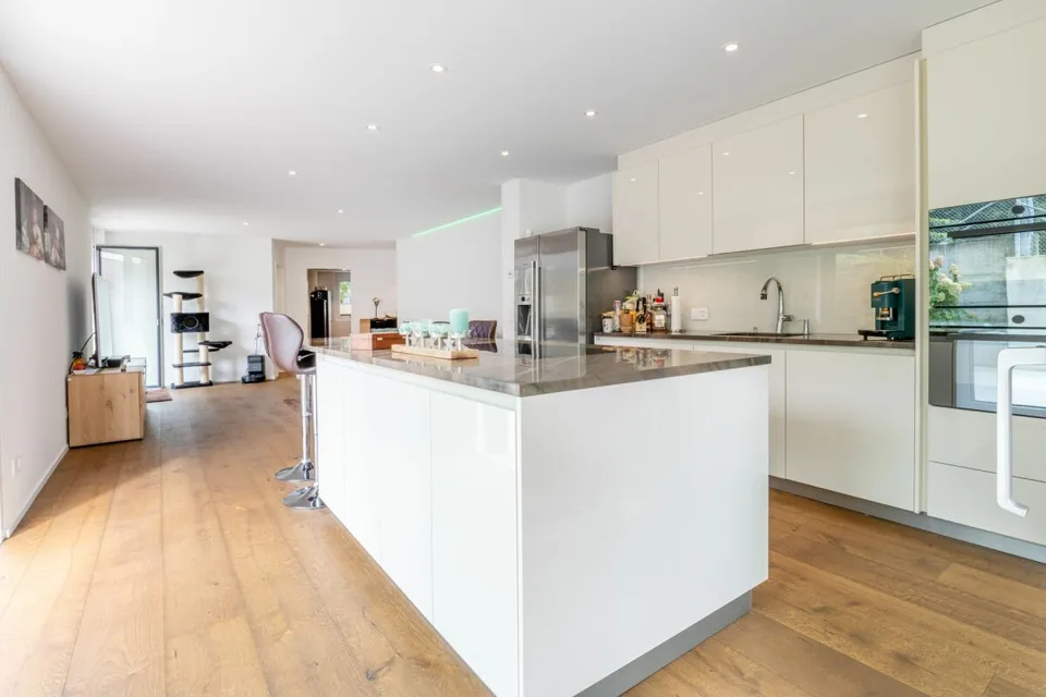 Appartement moderne 4.5 pièces avec grand espace extérieur et serre