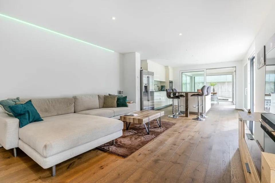Appartement moderne 4.5 pièces avec grand espace extérieur et serre