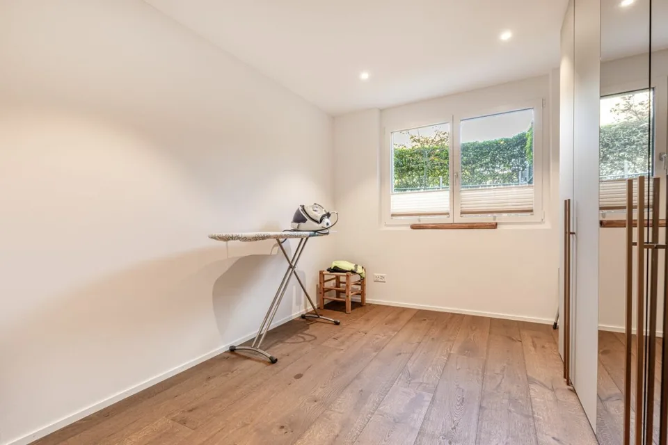 Moderne 4.5-Zimmer-Eigentumswohnung mit grossem Aussenbereich und Wintergarten – Foto 10 von 14