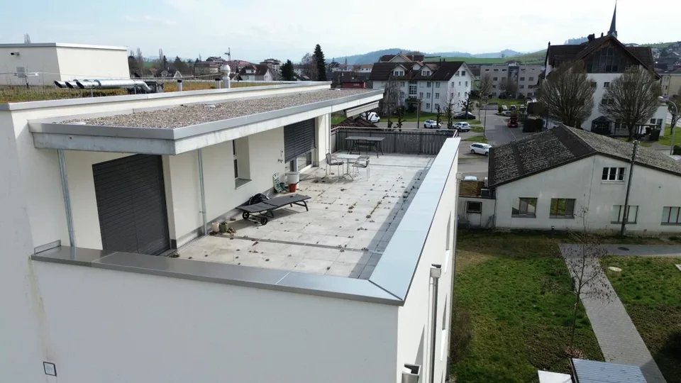 Appartement d'attique exclusif avec grande terrasse et vue panoramique à Schötz