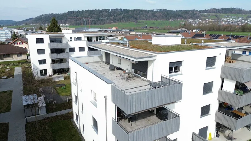 Appartement d'attique exclusif avec grande terrasse et vue panoramique à Schötz