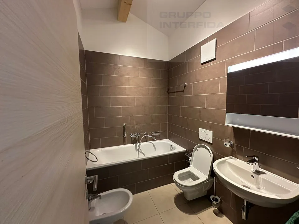 Moderne 3.5 Zimmer Wohnung im letzten Stock mit zwei Autoabstellplätzen – Foto 7 von 11