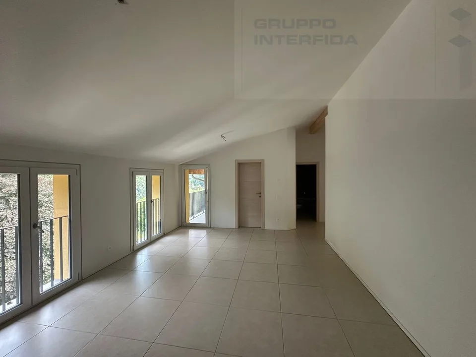 Moderne 3.5 Zimmer Wohnung im letzten Stock mit zwei Autoabstellplätzen