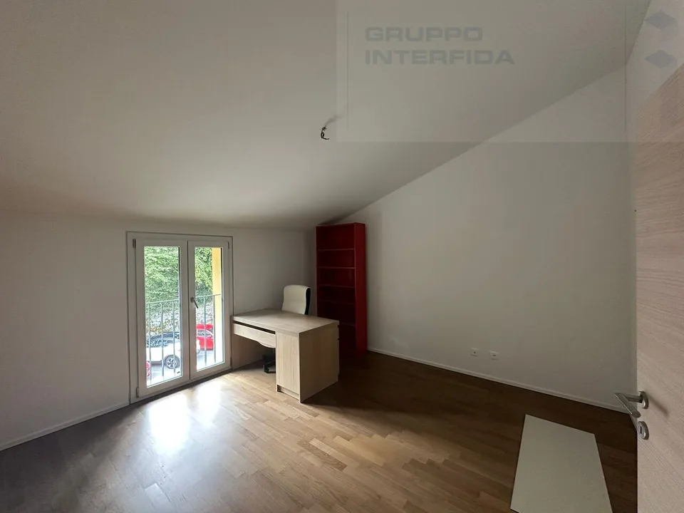 Moderne 3.5 Zimmer Wohnung im letzten Stock mit zwei Autoabstellplätzen