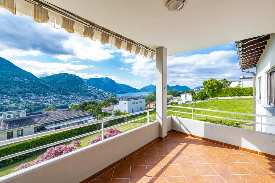 Casa bifamiliare con grande terreno edificabile