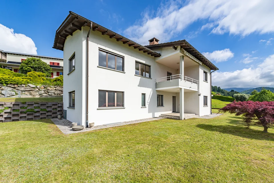 Casa bifamiliare con grande terreno edificabile